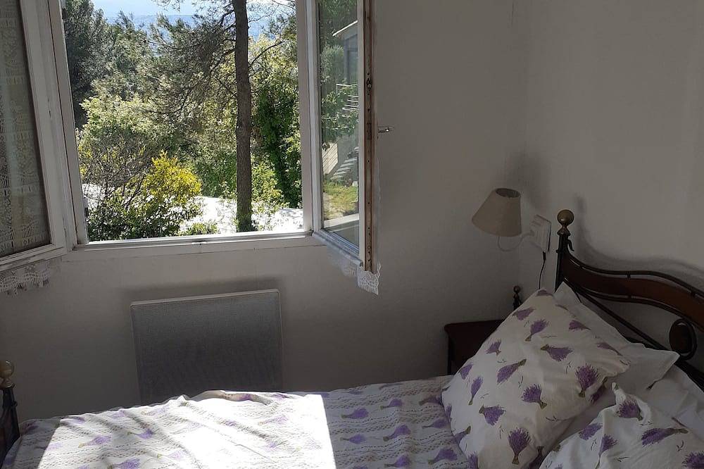 Appartement entier, Gîte confortable au cœur du luberon calme, en campagne  idéal en famille . in Bonnieux, Parc naturel régional du Luberon