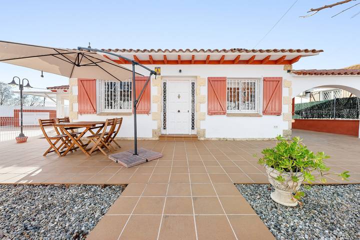 Appartamento 'La Lola' con terrazza privata, Wi-Fi e aria condizionata in Banyeres del Penedès, Penedes DO