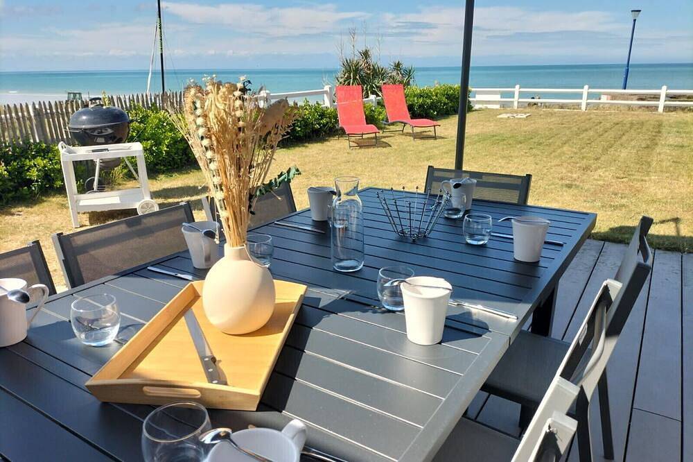 Villa by the sea... with your feet in the water! in Hauteville-sur-Mer, Coutances