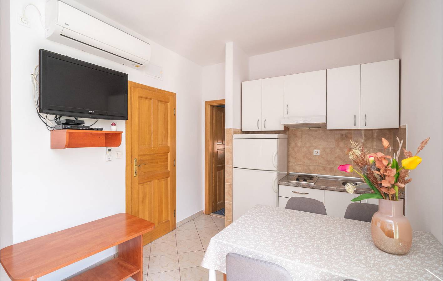 Entire holiday apartment, Modern 2-Bed Apartment with Pool, Near Coast & City Center in Komolac, Grad Dubrovnik