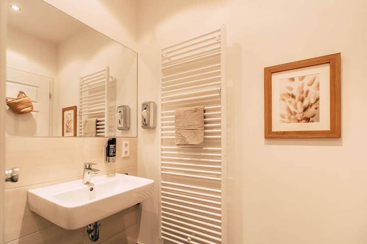Apartamento entero, *Boho* 2-room apartment with a kitchen, dining area, and balcony - Luga Homes - Townhouse in Leipzig Mitte, Leipzig
