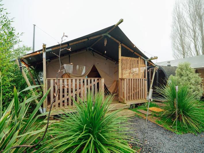 Camping tent for 4 people, with hot tub and sauna as well as garden in West Midlands