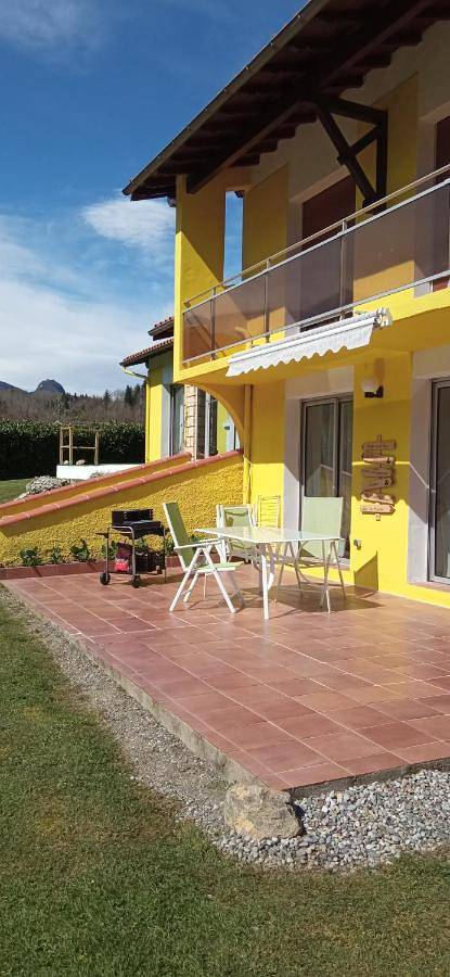 Gîte pour 2 personnes, avec jardin ainsi que terrasse et vue à Fougax-et-Barrineuf