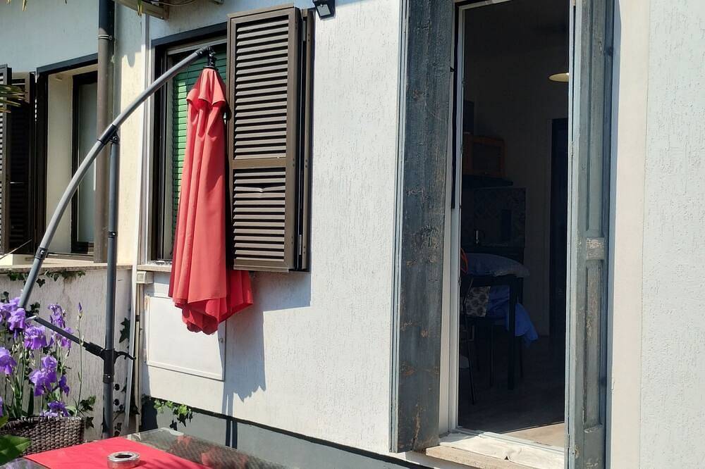 Appartamento intero, Monolocale con patio, a pochi minuti dall aeroporto e dal centro di Bergamo. in Bergamo, Provincia di Bergamo