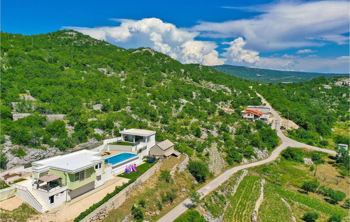 Geräumige 2-Zimmer-Wohnung mit Pool und Terrasse in bester Lage in Makarska Riviera
