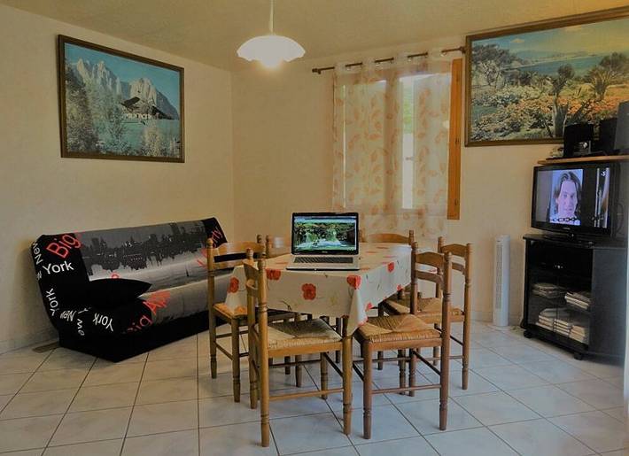 Gîte pour 6 personnes, avec jardin ainsi que piscine et terrasse à Auriac-du-Périgord