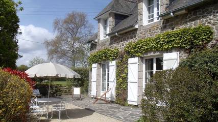 Gîte pour 4 personnes, avec terrasse et jardin à Ploubalay