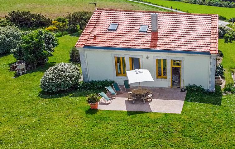 Sea View Apartment 2.5km from Beach with WiFi & Parking in Île Madame, Port-des-Barques