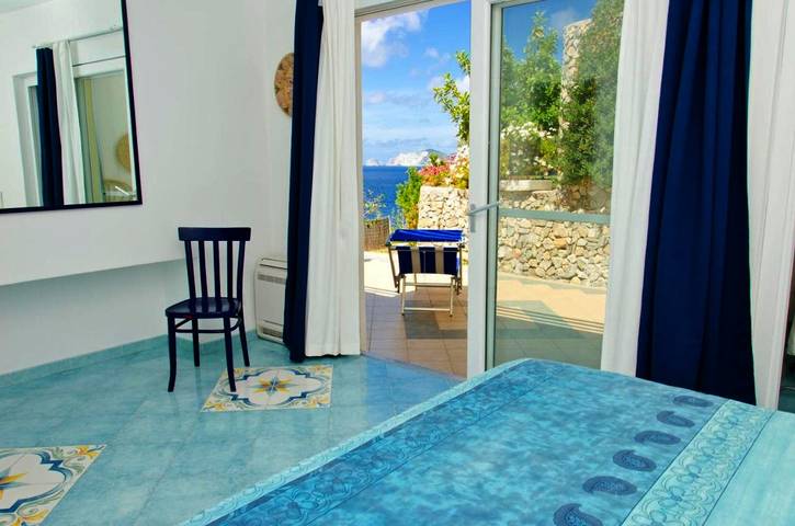 Gîte pour 2 personnes, avec Balcon et Terrasse ainsi que Jardin et Vue à Ponza - 4