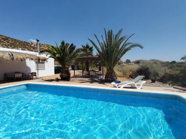Casa de vacaciones para 7 personas, con vistas y jardín además de terraza y piscina - 1