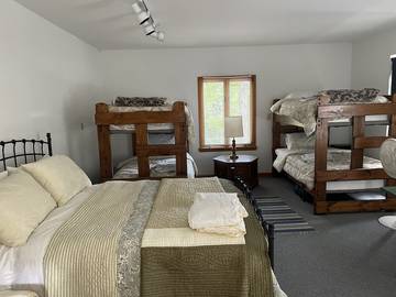 Log Cabin for 6 Guests in Swanzey, New Hampshire, Picture 3