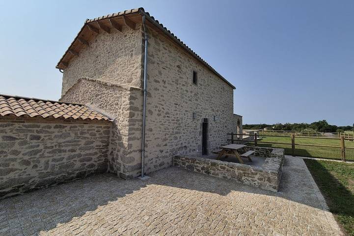 Gîte pour 4 personnes, avec jardin à La Bruffière