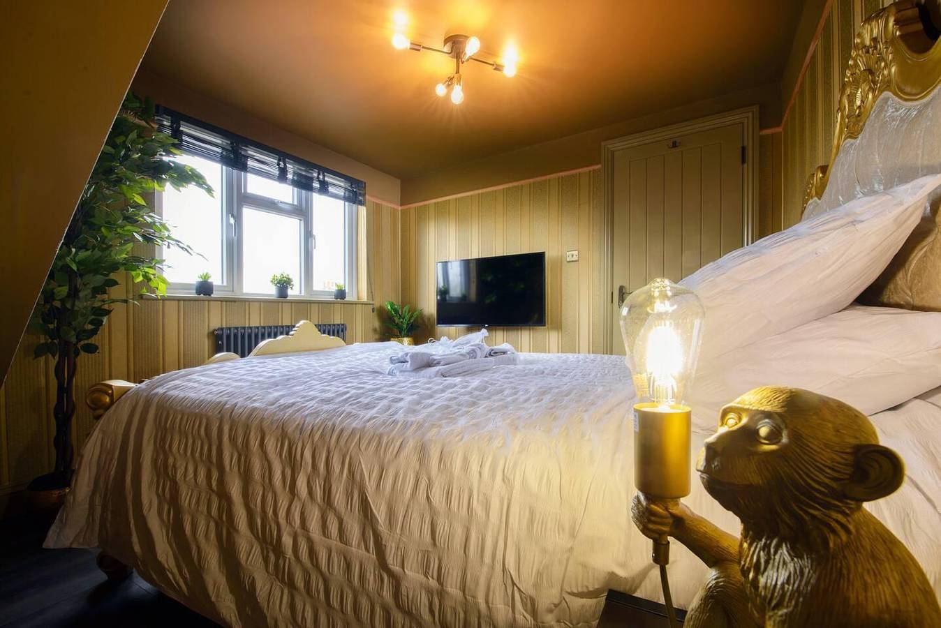 Luxury Versace Sleeps10, Hottub, Pool Table, Skytv in Waltham Forest, London