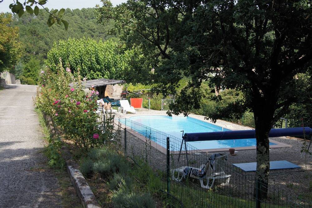 Ganze Wohnung, Chassiers, Southern Ardèche, 30m² apartment, for 4 people max and shared pool in Chassiers, Parc naturel régional des Monts d'Ardèche