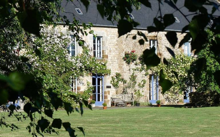 Gîte pour 10 personnes, avec piscine, adapté aux familles à Bazouges-la-Pérouse