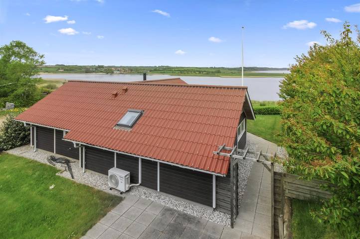 Ferieudlejning for 6 personer, med terrasse og jacuzzi i Hjarbæk