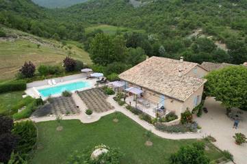Cottage pour 2 personnes, avec vue ainsi que piscine et jardin à Bevons