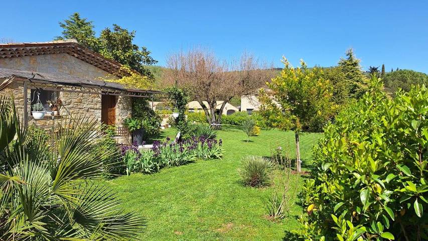 Location de vacances pour 2 personnes, avec vue ainsi que jardin et piscine à Saint-Cézaire-sur-Siagne
