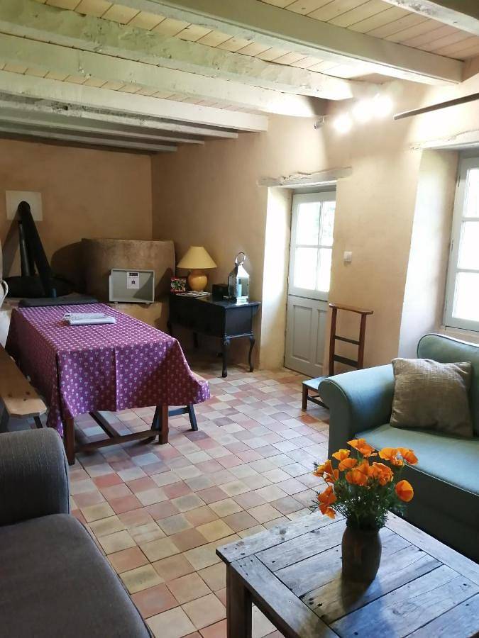 Location de vacances pour 6 personnes, avec vue ainsi que jardin et piscine à Airvault - 3