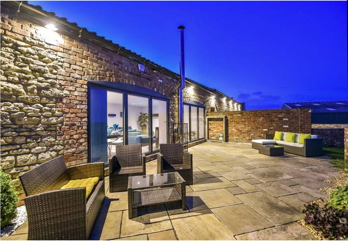 Lincoln 4-Beds, Sleeps 13, Hot Tub & Pet Friendly in Welton (Lincolnshire), Lincolnshire