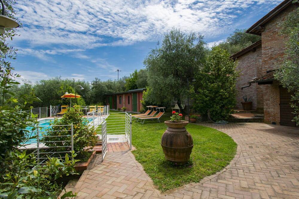 Alleinstehendes Ferienhaus mit Whirlpool, Klimaanlage, internet, privatem Pool, Tv, Innenhof in Montecatini-Terme, Pistoia Provinz
