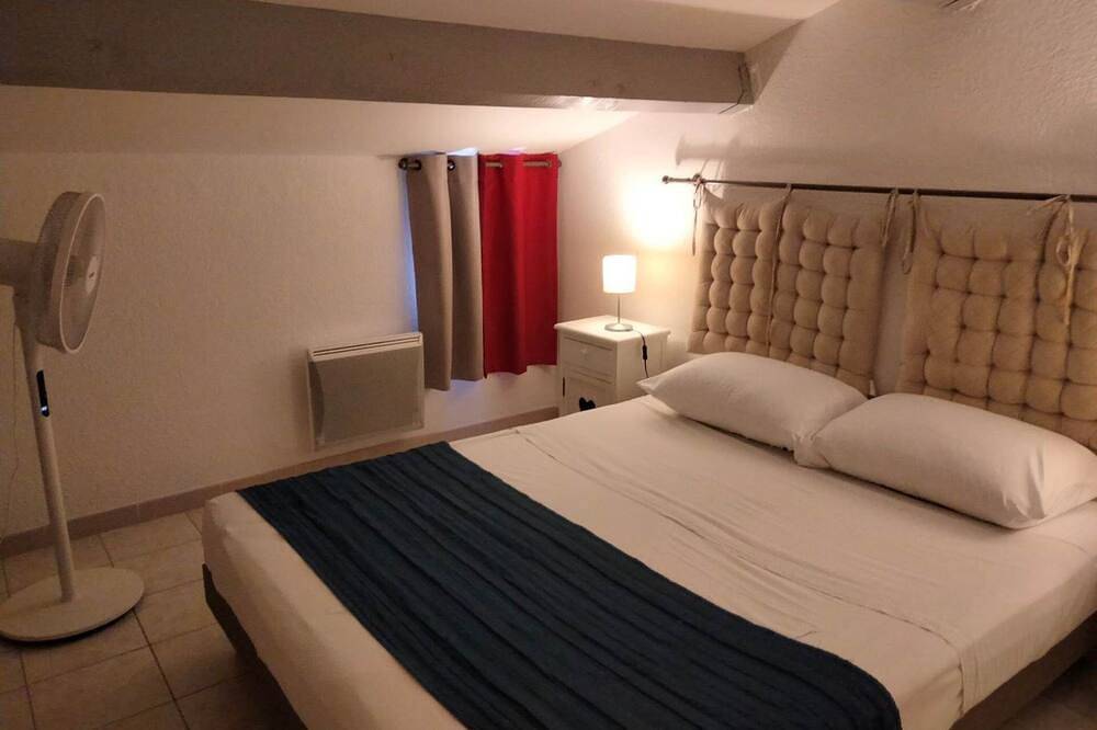 Apartamento entero, Cozy 50m² Apartment – 6 min from the beach, private parking & air conditioning in Saintes-Maries-de-la-Mer, Region de Arles