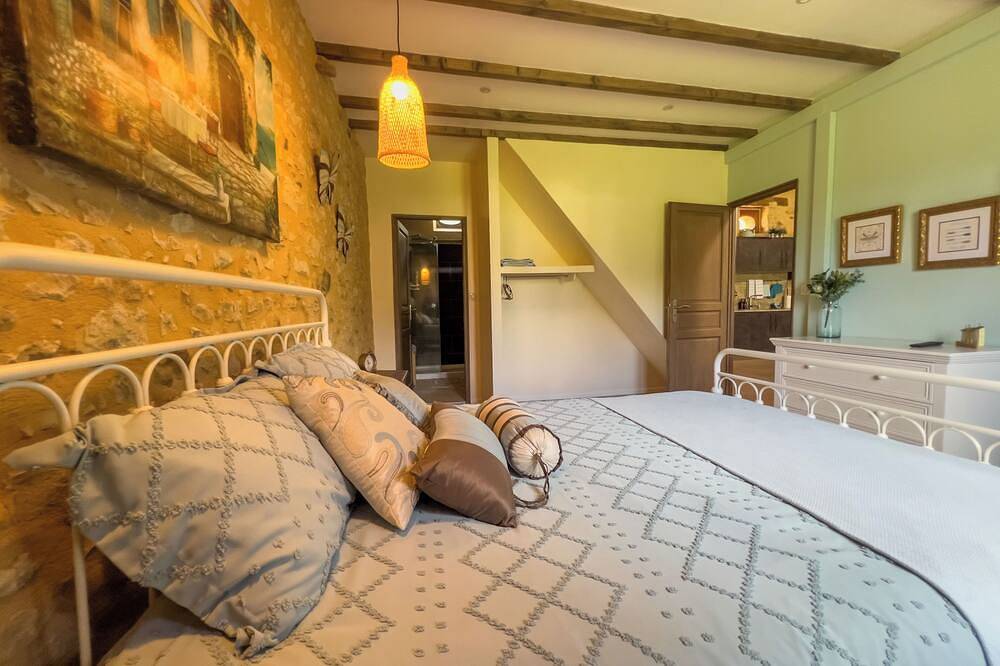 Beautiful guesthouse on the banks of the Dordogne River in a tranquil setting in Siorac-en-Périgord, Périgord Noir