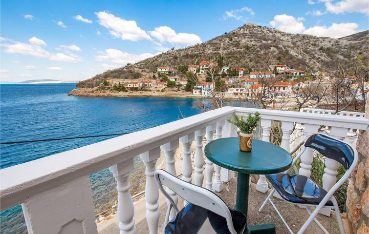 Ganze Ferienwohnung, Urlaub am Meer: Gemütliche Ferienwohnung mit Terrasse und WLAN, 2 km vom Strand entfernt in Kvarner Festland