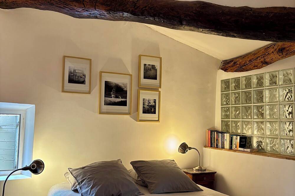 Petite Maison de village à Goult, 2 min à pied de la place principale in Goult, Parc naturel régional du Luberon
