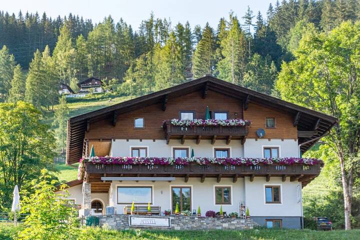 BnB für 5 Personen, mit Balkon und Terrasse sowie Garten und Ausblick in Wagrain