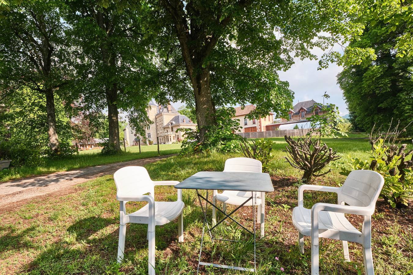 Entire apartment, Apartment 'Gîte Du Château St Geoire Véronique' with Shared Garden in Saint-Geoire-en-Valdaine, La Tour-du-Pin region