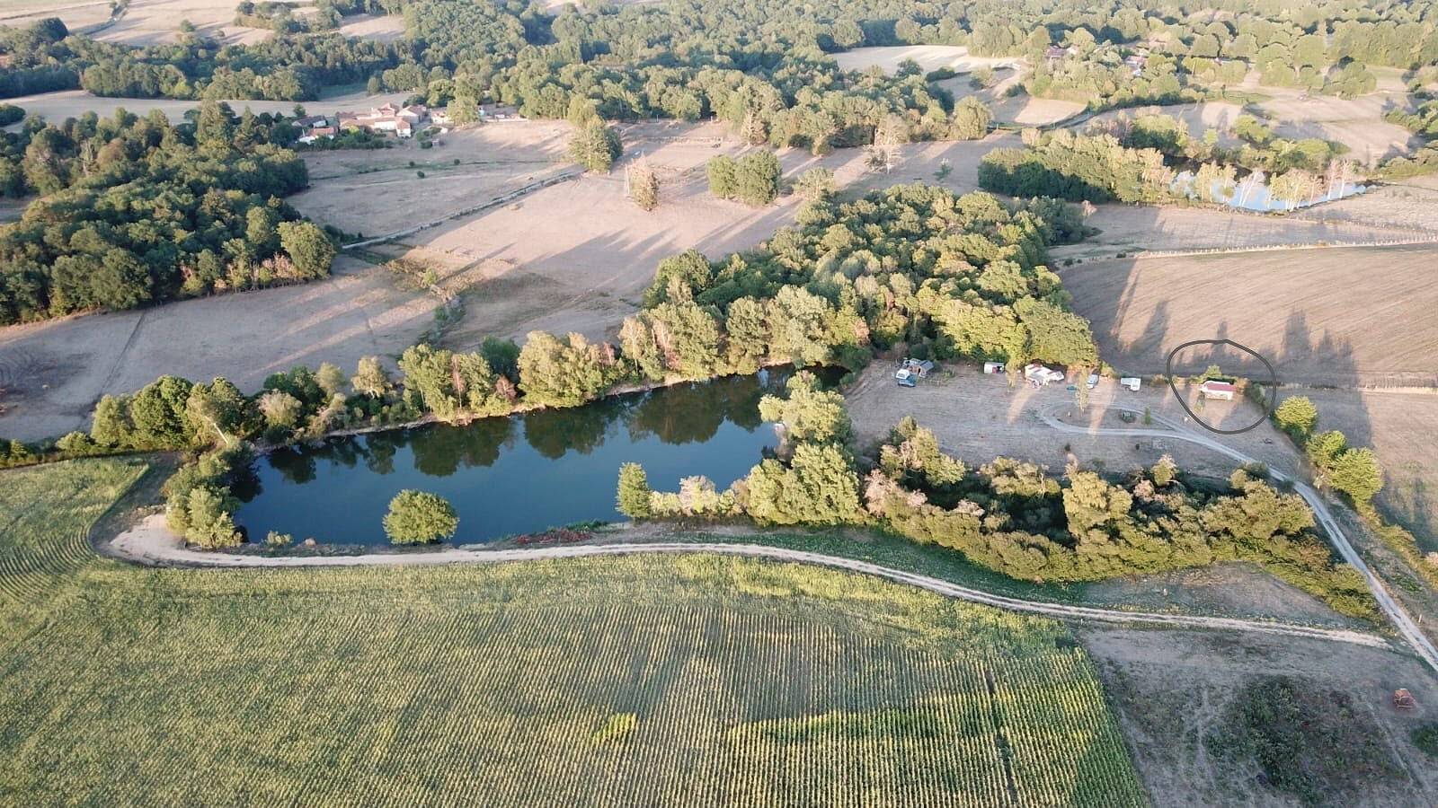 Caravane 'Vue Sur L'étang' avec vue sur le lac, piscine partagée et terrasse privée in Champsac, Parc naturel régional Périgord-Limousin