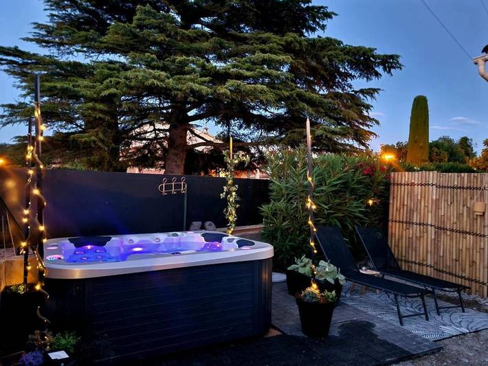 Maison de vacances pour 2 personnes, avec jacuzzi ainsi que jardin et piscine