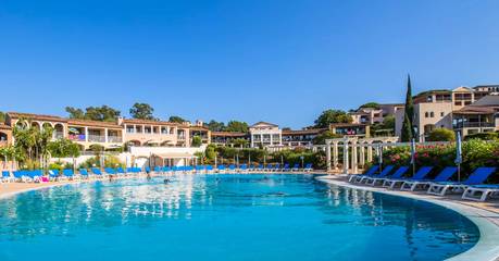 Gîte pour 6 personnes, avec vue ainsi que piscine et balcon, animaux acceptés à Grimaud