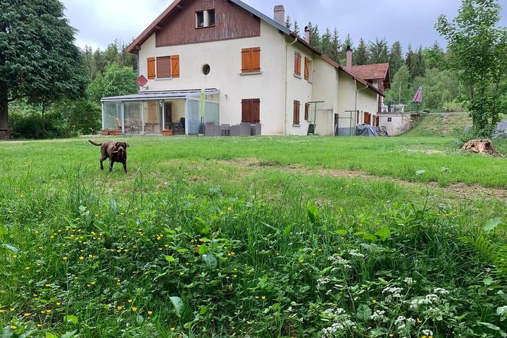 Gîte pour 10 personnes, avec terrasse et jardin à Lusse