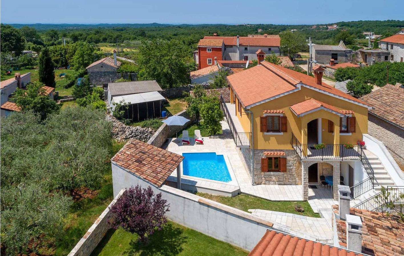 Charmante 2-Zimmer-Wohnung mit Pool und Terrasse, in der Nähe von Tomaževa Konoba in Zentralistrien