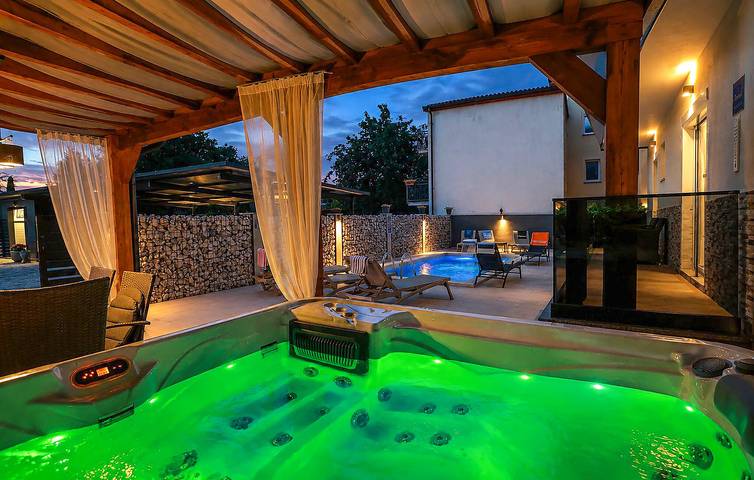 Geräumige 135 m² große Ferienwohnung mit Terrasse in Rovinjsko Selo, WLAN & Parkplatz in Rovinjsko Selo, Rovinj
