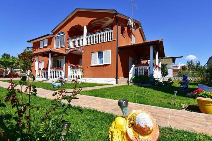 Apartament wakacyjny dla 5 osób, z ogród i taras, zwierzęta dozwolone w Kanegra