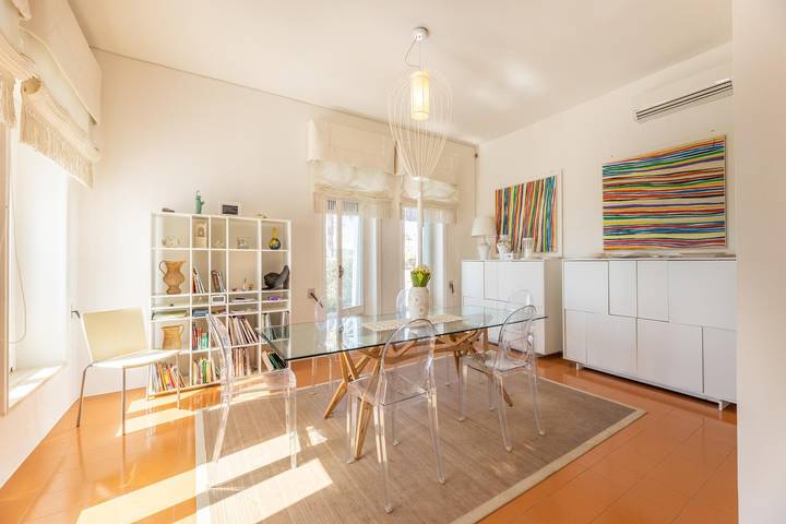 Location de vacances pour 8 personnes, avec terrasse ainsi que jardin et piscine à Torre Suda