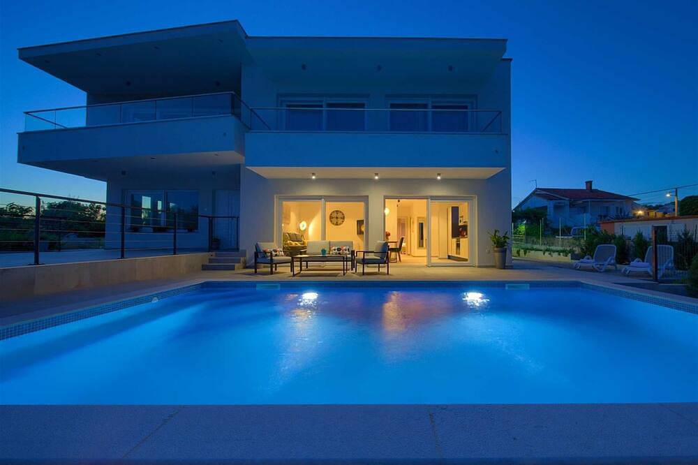 Ganze Wohnung, Ferienwohnung Timmy mit privatem Pool und Meerblick in Lakmartin, Krk
