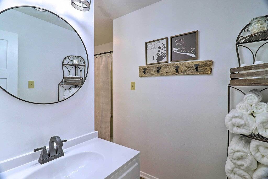 Fire Pit & Game Room: Family Home in Marshall in Madison County (NC)