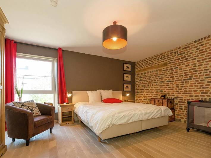 Location de vacances pour 14 personnes, avec jardin et sauna ainsi que terrasse et jacuzzi, animaux acceptés dans Aye - 3