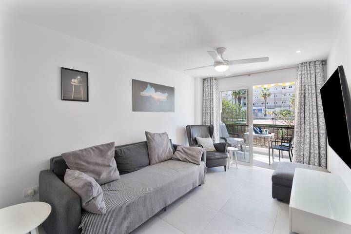 Apartamento entero, Vacaciones 'El Dorado 206' con piscina compartida, terraza compartida y Wi-Fi in Playa de las Américas, Arona 
