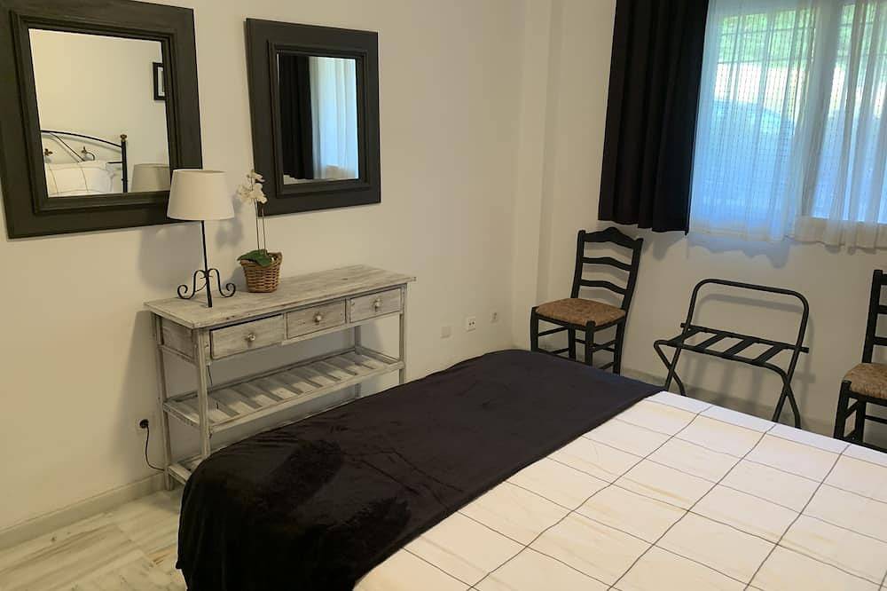 Geheel appartement, Marbella,Nueva Andalucia Groundfloor flat /2bed&2bath/ private garden /3pools/ in Nueva Andalucia Golf Valley, Marbella