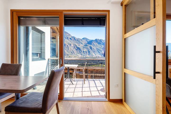 Apartamento inteiro, Moderno apartamento "3 Weger" com vista panorâmica para as montanhas, balcão e Wi-Fi in Andrian, Alpes do Vale de Non