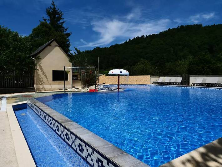 Camping pour 5 personnes, avec Terrasse et Piscine à Argentat