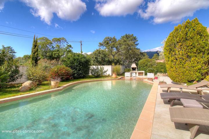 Gîte pour 10 personnes, avec Terrasse ainsi que Jardin et Piscine à San-Gavino-di-Carbini