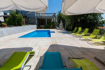 Ferienwohnung für 2 Personen, mit Garten und Terrasse sowie Pool in Dramalj