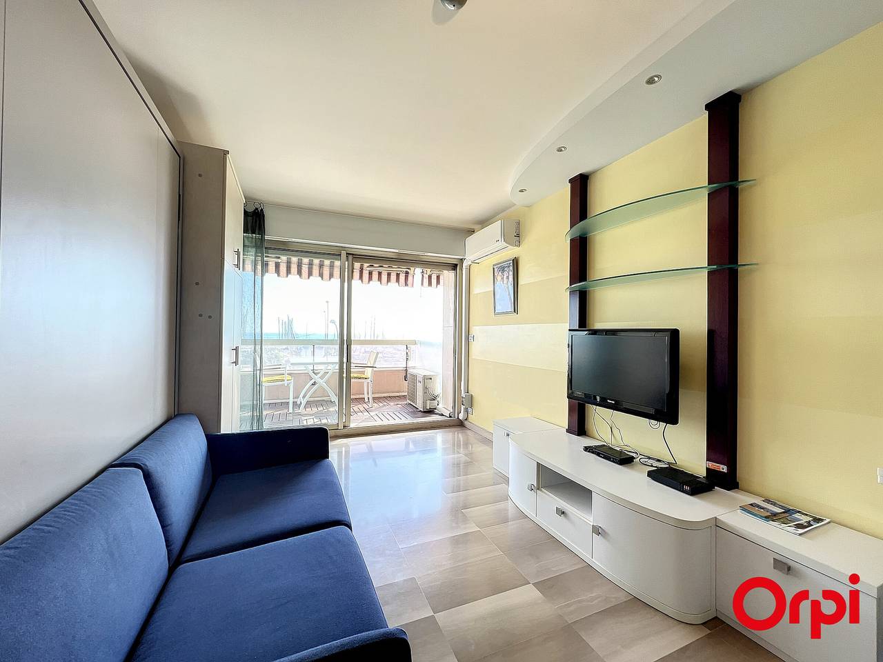 Studio entier, Studio spacieux, climatisé avec vue mer, piscine, Wifi et parking privé à Menton in Menton, Région de Nice