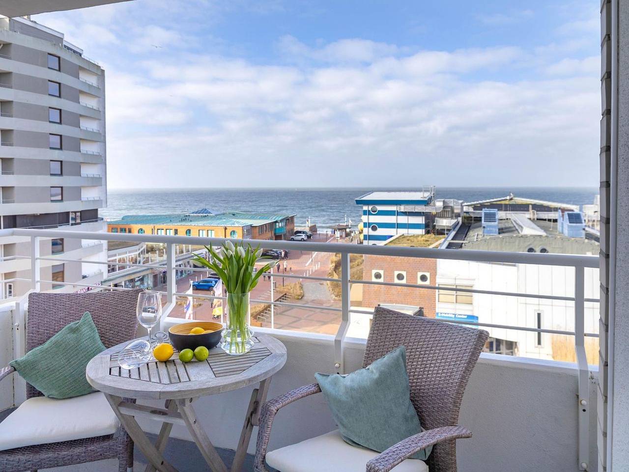Ganze Ferienwohnung, Dwarslöper 2 - 2 Zimmerwohnung am Strand - Hervorragender Meerblick aus der 5. Etage in Westerland, Sylt (Gemeinde)